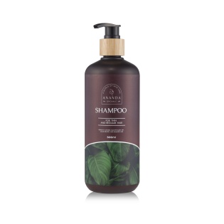 שמפו טבעי ללא מלחים - לשיער רגיל עד יבש - אננדה קוסמטיק. בבקבוק מוחזר בצבע חום עם משאבה מעץ במבוק אמיתי על רקע לבן
